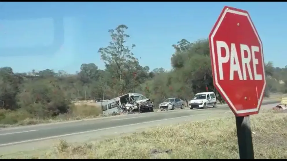 |VIDEO| Viernes de terror: impresionante choque entre un auto, una camioneta y una combi que transportaba niños