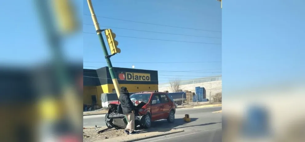 ¡Terrible choque! Salteño se llevó puesto un semáforo y lo destrozó todo
