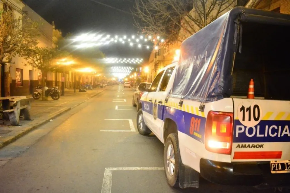 Denuncian que un móvil policial es usado como delivery de bebidas alcohólicas: "Llevan chicas en falda"