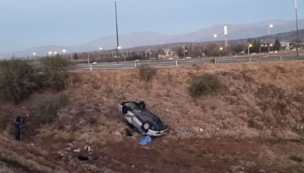 Choque y vuelco fatal: un hombre falleció y una mujer se encuentra grave