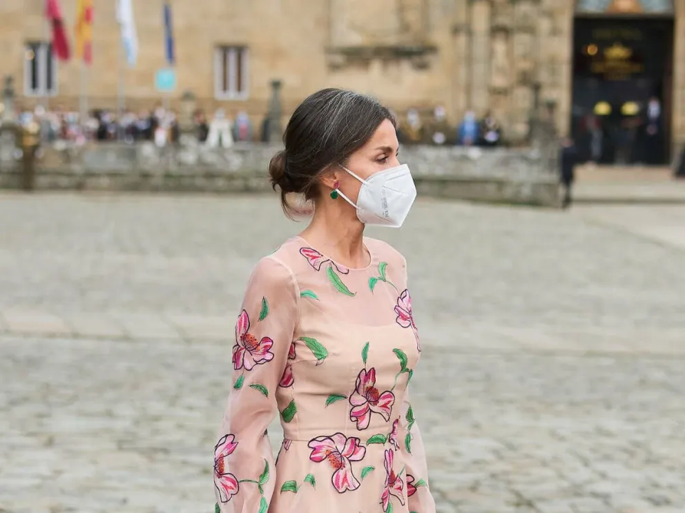 La reina Letizia deslumbra con estampado floral en su visita a Santiago de Compostela