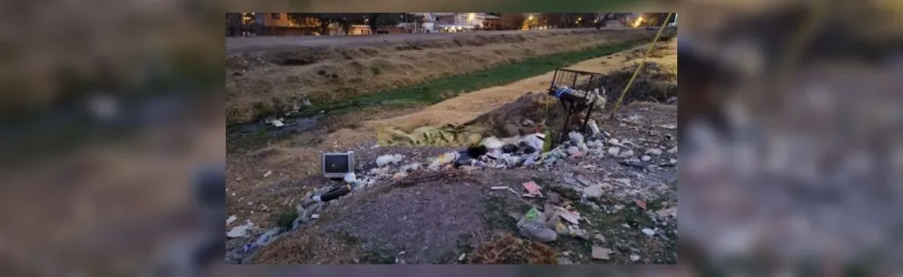 El deplorable estado de un canal de Salta: hay dos tramos cargados de basura y alimañas