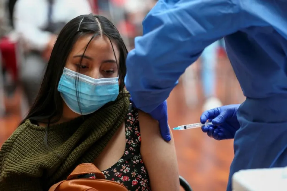 ¿Hay mayor protección contra la cepa Delta? Esto dice Pfizer sobre la posibilidad de aplicar una tercera dosis
