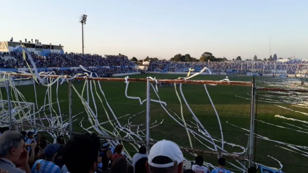 Público en cancha salteña. Fuente: (Twitter)