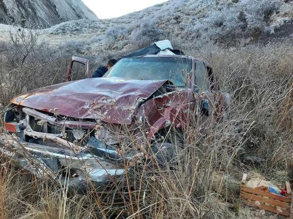 Conductor perdió el control del vehículo y cayó desde un precipicio de 50 metros 