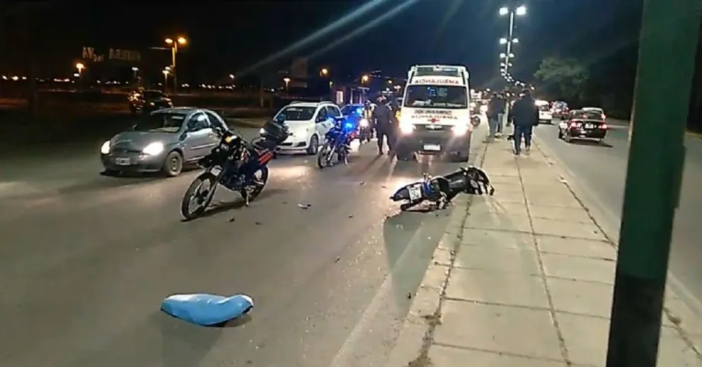 Fuerte choque en Avenida Kennedy: una motociclista tuvo que ser asistida