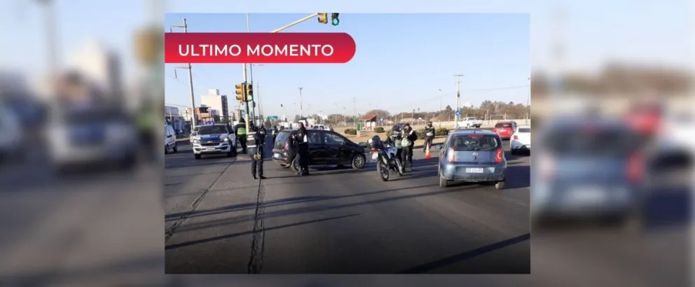 Viernes accidentado: terrible choque entre un auto y una moto que terminó destrozada