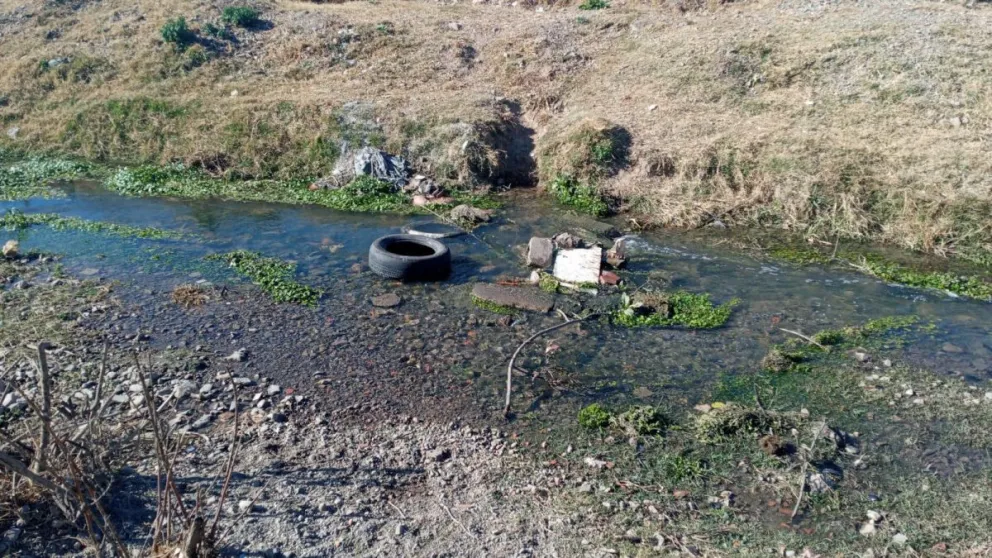 |FOTOS| Un canal de Salta se transformó en un "cementerio de cubiertas"