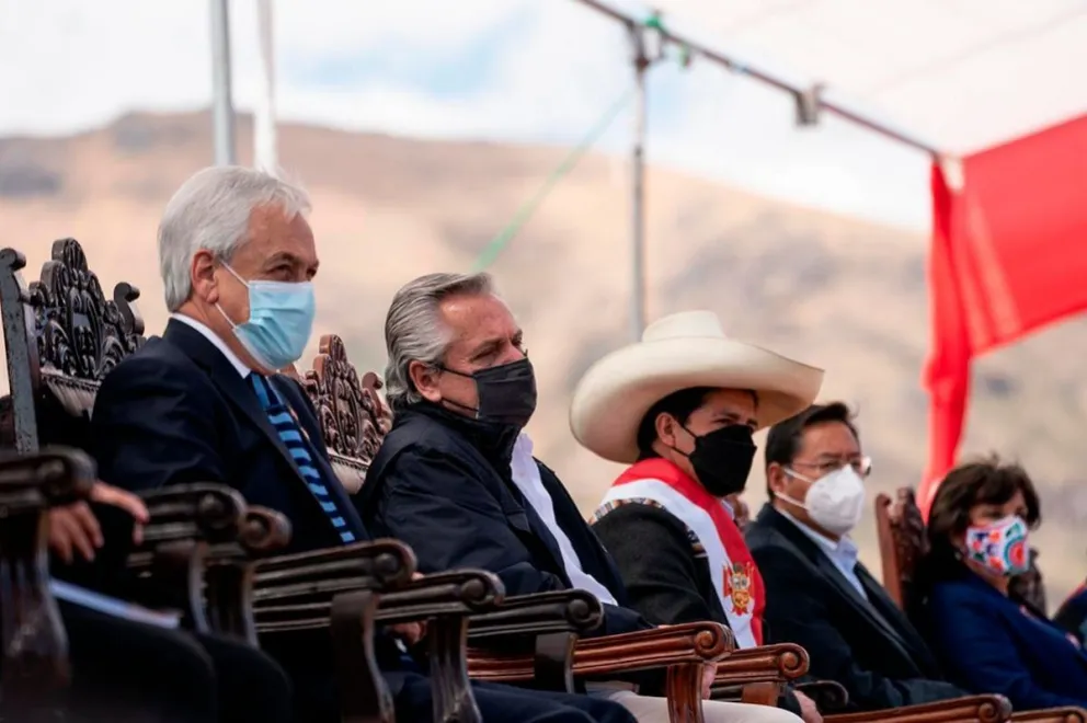 Aislaron a Alberto Fernández y a toda su comitiva tras su viaje a Perú