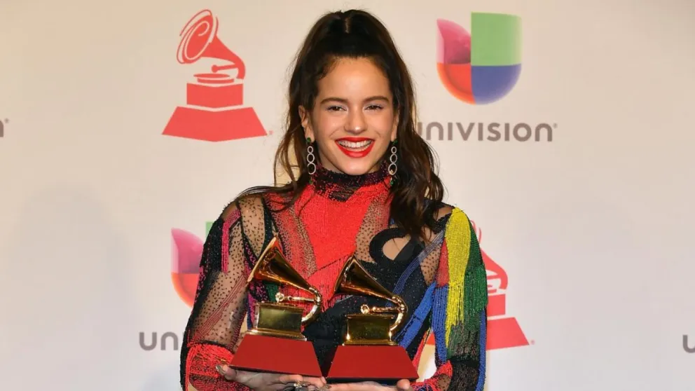 ¿Hay boda? Rosalía enseñó un misterioso y extravagante anillo