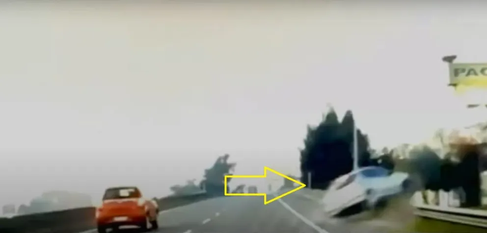 |TERRIBLE VIDEO| Perdió el control, embistió un guardarraíl y salió volando: hay dos muertos