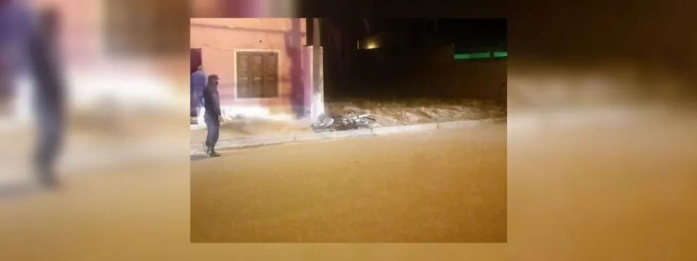 Madrugada letal: joven motociclista murió luego de embestir un poste de luz a gran velocidad