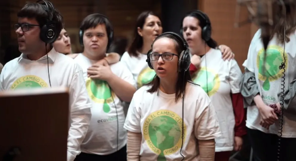 El coro inclusivo de Cáritas reversionó el clásico "No dudaría" con un fin ecológico