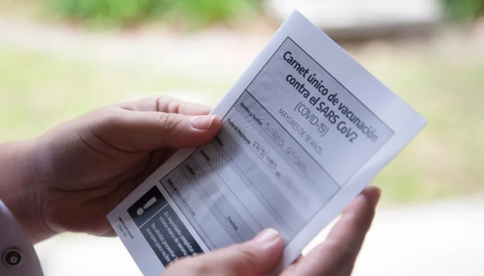 Denuncian que salteños compraron carnets de vacunación truchos “para ingresar a un festival”