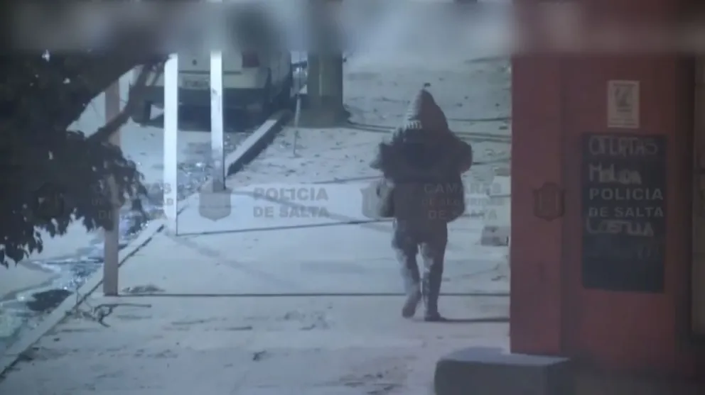 |VIDEO| ¡No es el duende! Extranjero encapuchado es captado infraganti intentando robar una carnicería