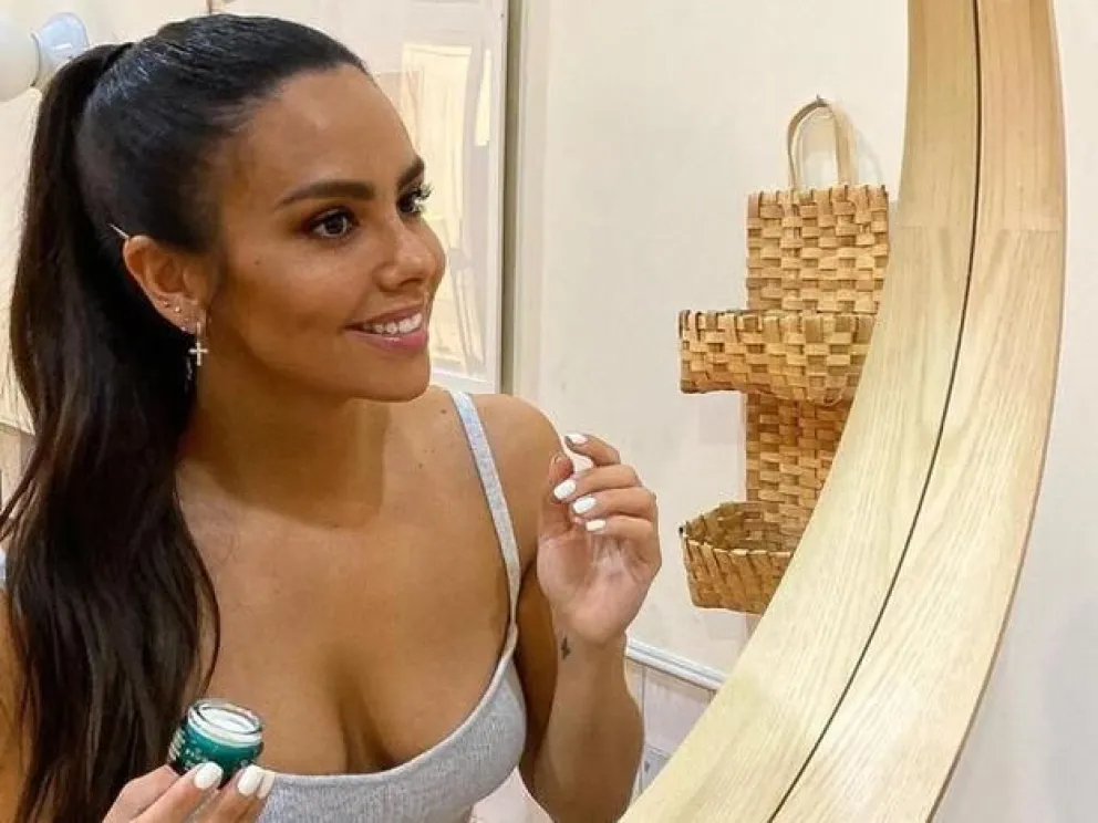 Cristina Pedroche sorprendió con su flexibilidad mientras usaba un diminuto bikinazo negrito