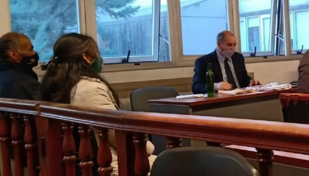 Con engaños hizo que dos "abuelos" firmen un contrato y luego los acusó de estafa