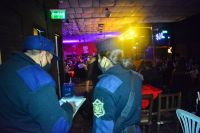 Controles policiales en Salta: varios comercios fueron multados y clausurados por incumplir el protocolo