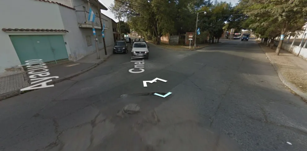 Tremendo choque en esquina céntrica: un vehículo quedó en la vereda y hay heridos