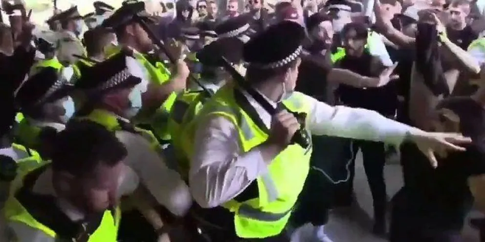 Protestas: anti vacunas intentaron tomar el edificio de la BBC en Londres