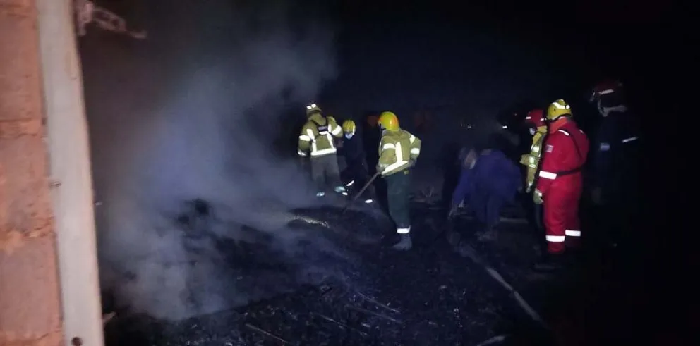 Noche de terror y desesperación: bomberos y policías trabajaron para apagar un terrible incendio