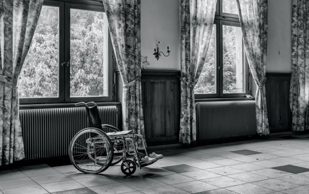 Otra vez PAMI: el drama de una abuela que no consigue silla de ruedas y es cargada en una sábana