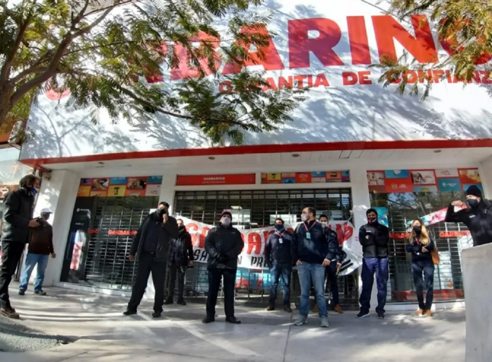 Garbarino tendría nuevos dueños pero sigue el conflicto con los empleados despedidos
