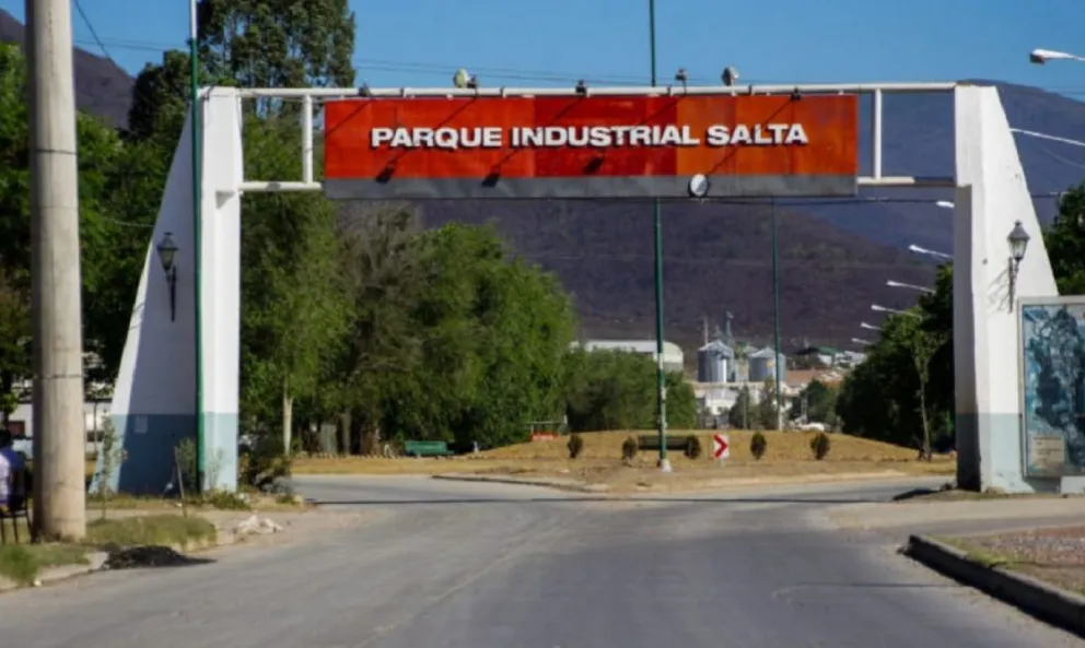 Monumental incendio en el Parque Industrial de Salta: las llamas escalaron a grandes alturas