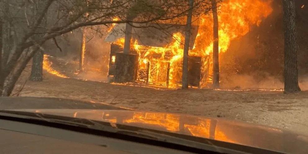 Incendios en Córdoba: el viento y el calor complican la lucha de los bomberos