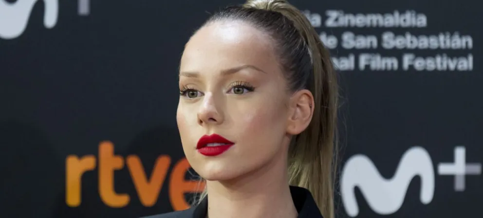 Ester Expósito se grabó en brasier y modeló sin ningún problema ante la cámara
