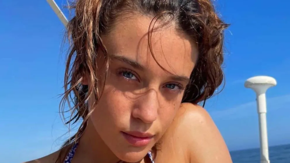 María Pedraza se fotografió con un diminuto top negro y encendió las redes
