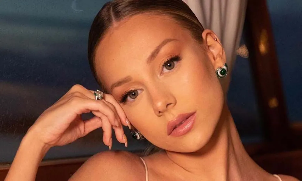 Ester Expósito enseñó la elongación de sus piernas con este pequeño outfit 