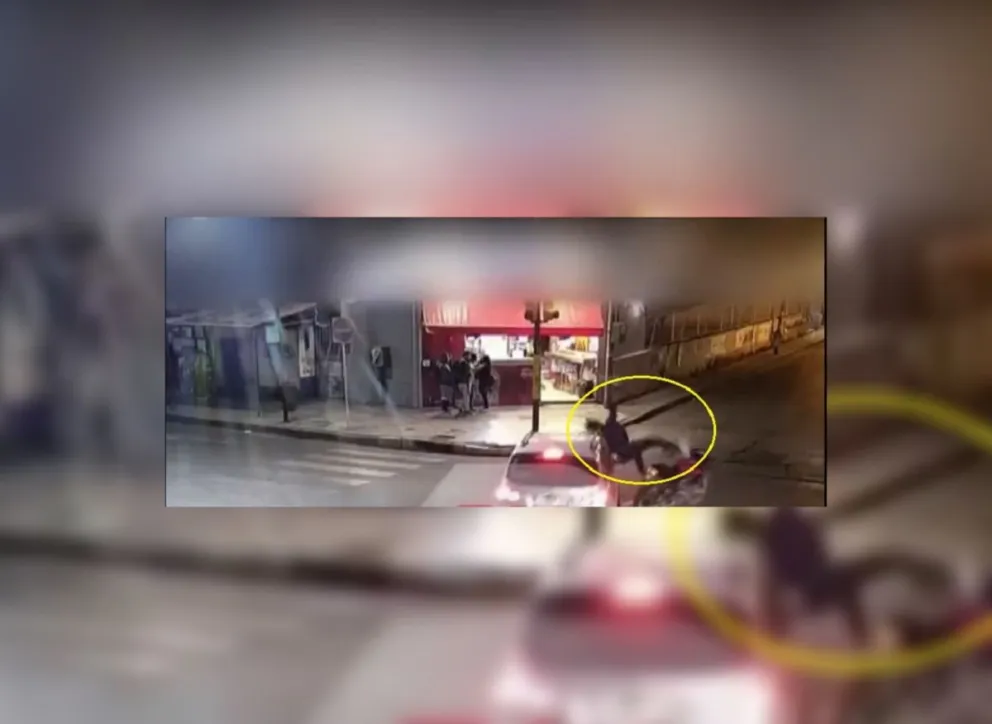 |TERRIBLE VIDEO| Salteño cruzó con el semáforo en rojo y atropelló a un motociclista sin casco