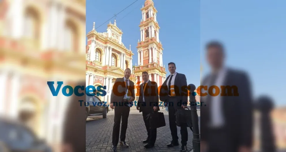 Staff del estudio de Burlando. Foto exclusiva de Voces Críticas