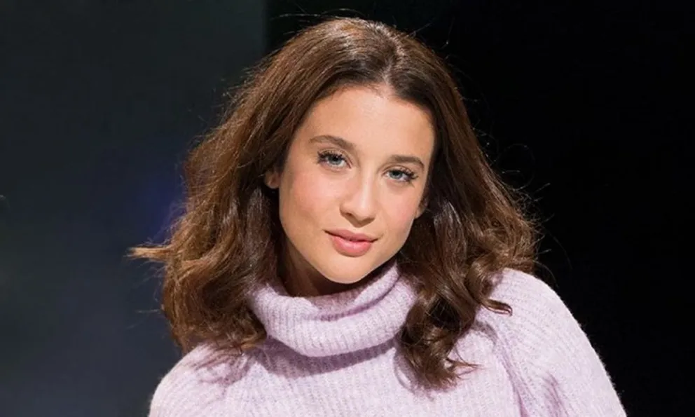 María Pedraza se grabó cubriéndose con apenas una telita blanca y nada más