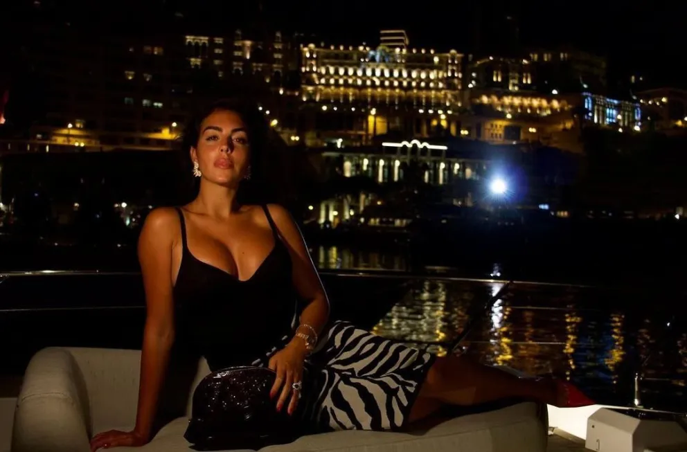 Georgina Rodríguez reveló el tamaño real de sus caderas tras fotografiarse de cerca frente al espejo 