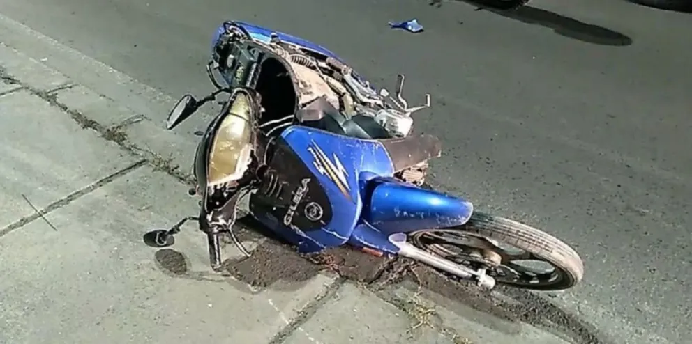 Motociclistas salieron a las apuradas, no llevaron el casco, y todo terminó mal