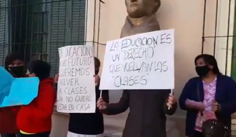 Protesta de padres. Fuente: (Twitter)