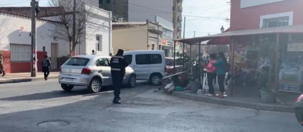 Terrible: violento choque entre dos vehículos casi termina con la vida de una vendedora ambulante