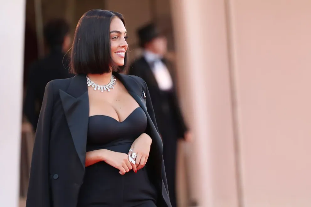 Georgina presume de su derriere en Venecia con este impactante vestido