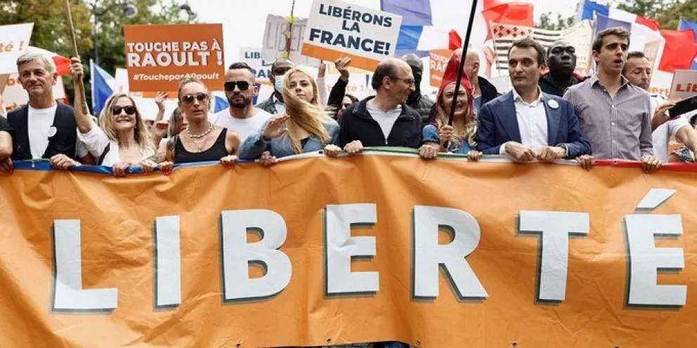 Miles de manifestantes anti vacunas marcharon hoy en Francia al grito de “¡Libertad!”