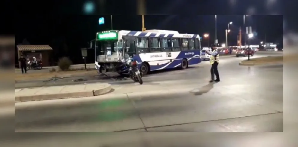 Terrible choque entre un colectivo y un camión de combustible sobre Avenida Banchik
