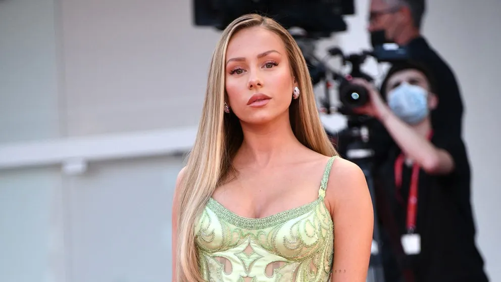 Ester Expósito se fotografió con este outfit de infarto al lado de Eiza González 