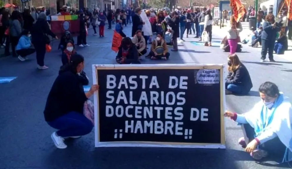 El acuerdo les parece "insulso": docentes amenazan con realizar un paro