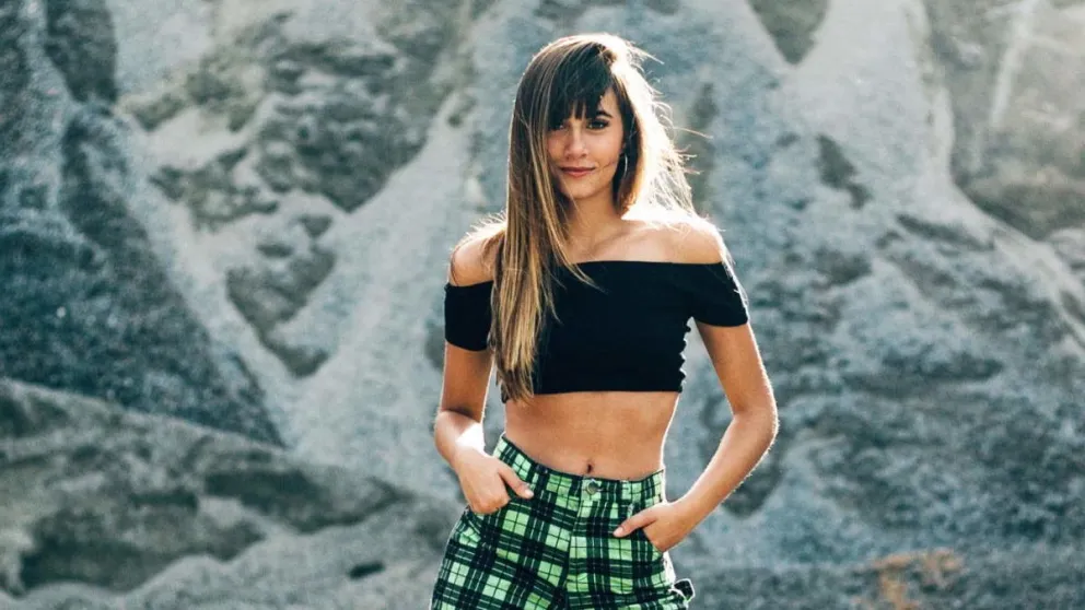 Aitana se fotografió con un micro top brillante sobre el agua  