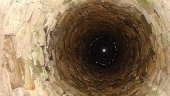 ni&ntilde;o pozo ciego desag&uuml;e