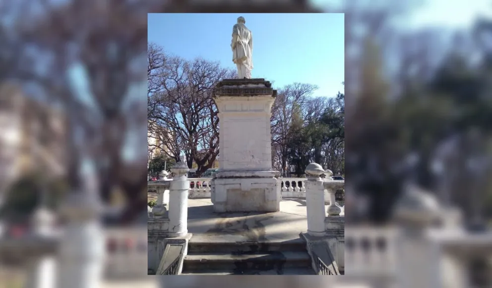 |FOTOS| Imágenes que duelen: usan como urinario público una escultura de Lola Mora