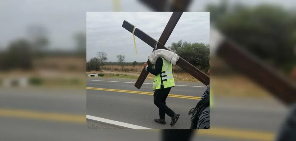 Milagro en Salta: quién es el hombre que recorre más de 250 kilómetros con la cruz para llegar a la Catedral