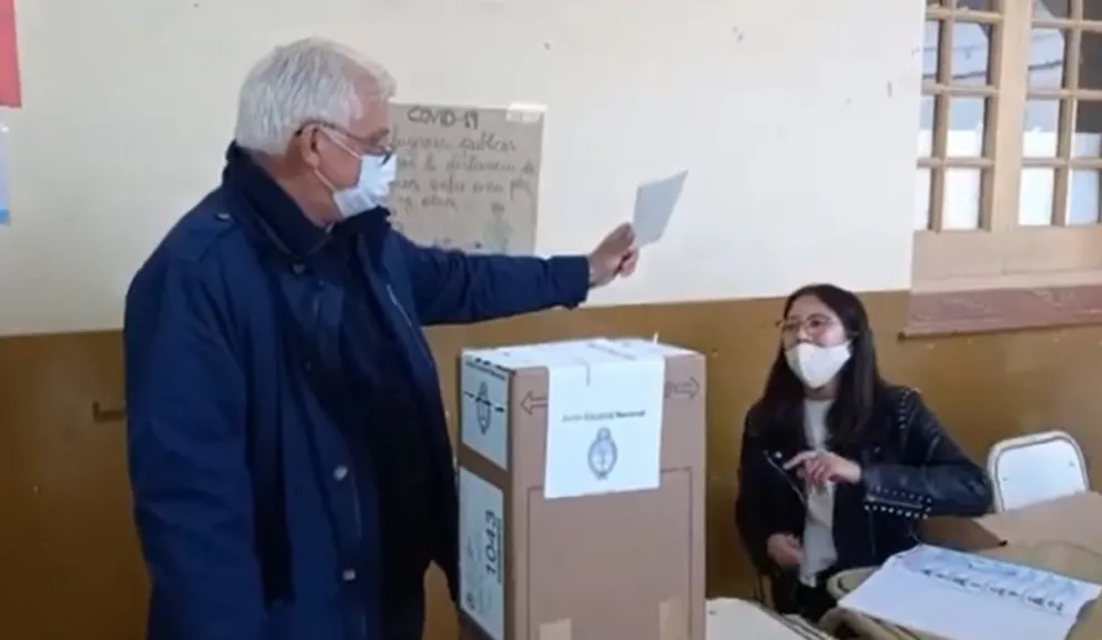 Carlos Zapata al votar. Fuente: (Twitter)