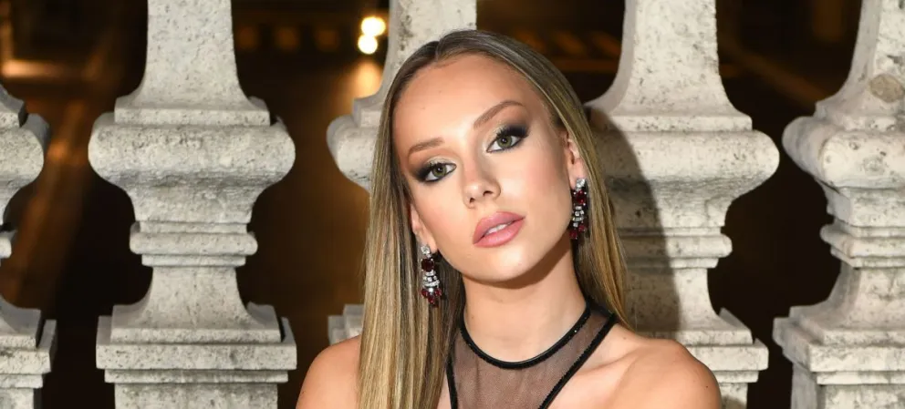 Ester Expósito usó esta increíble outfit en el estreno de la nueva película de Sergio “Sevillanas de Brooklyn” 